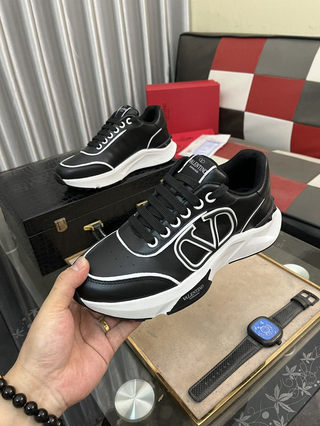 Outlined Emblem Low-Top Sneakers