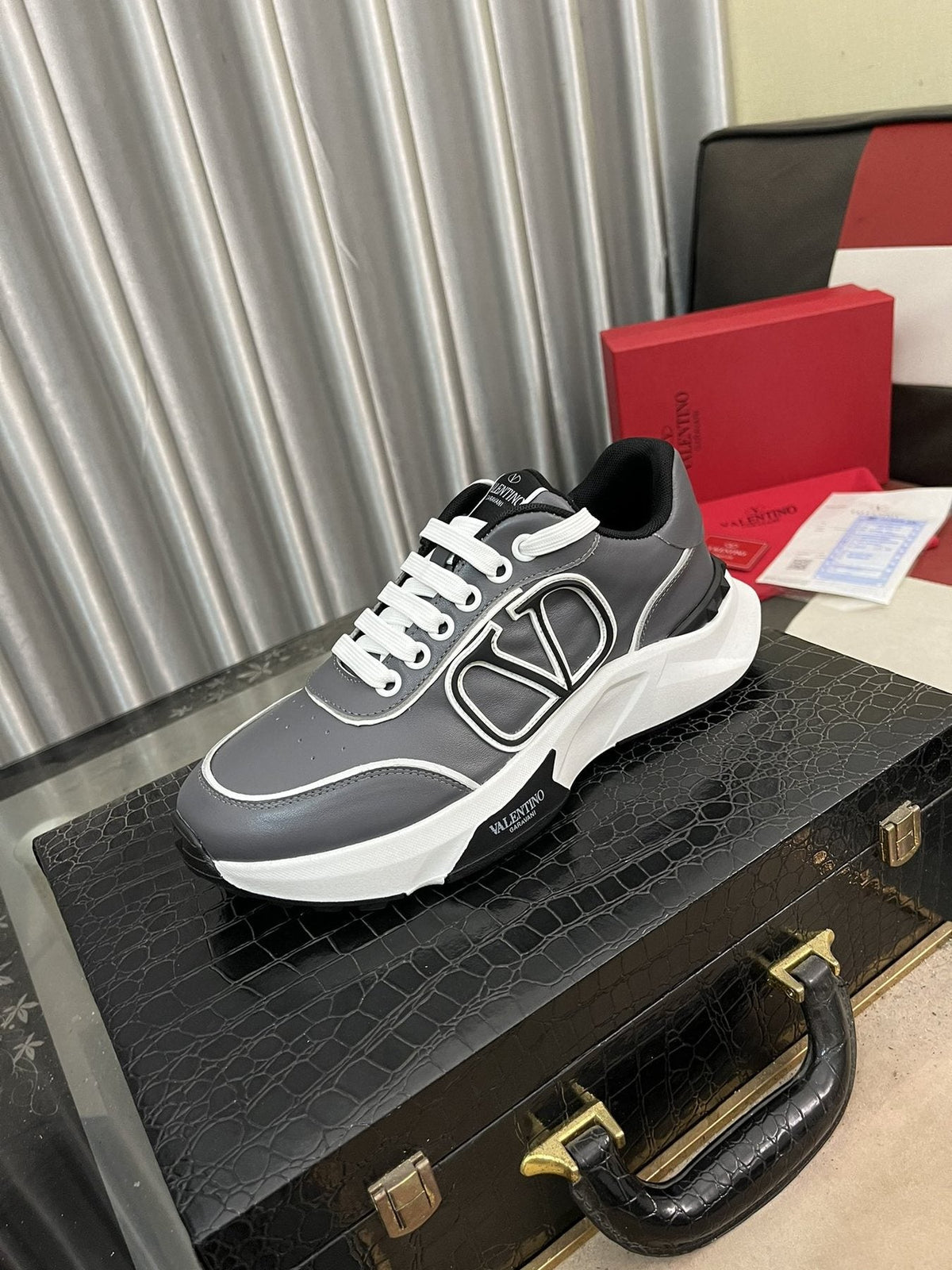 Outlined Emblem Low-Top Sneakers